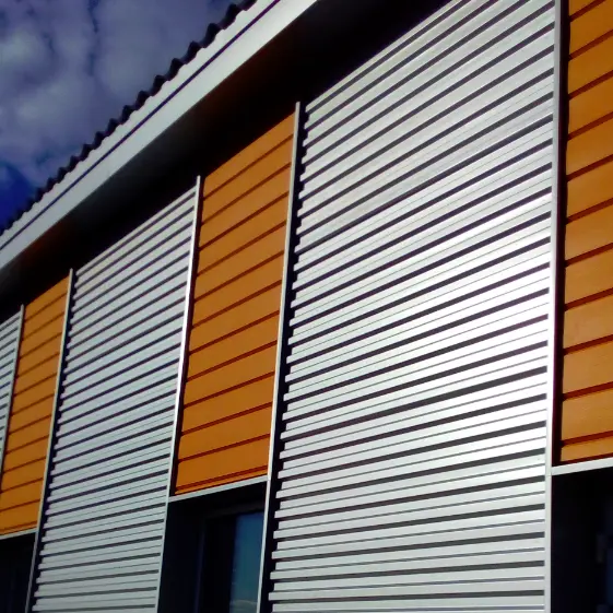 Металло сайдинг Евро-Брус цвет Тик, профнастил С-21 RAL9006 Серебро на фасаде