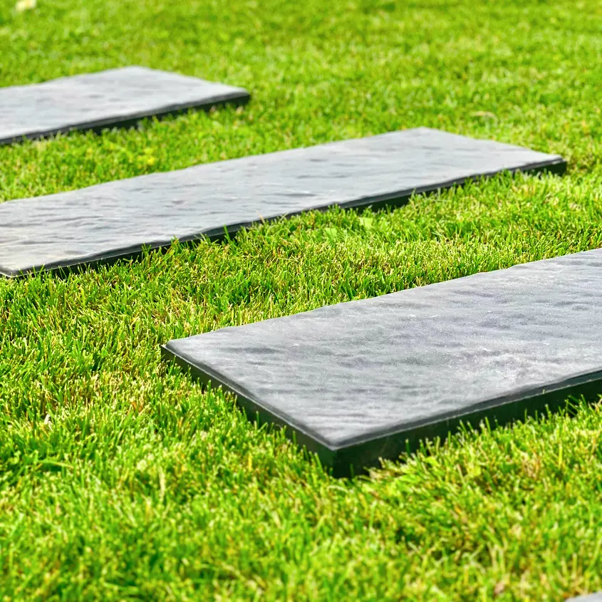 Фото 1 шаговая плита Stone Графитовый Серый в ландшафтном дизайне