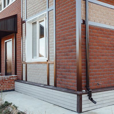 Фaсадная плитка Hauberk коллекция Кирпич цвет Терракотовый на фасаде дома фото 1 Фaсадная плитка Hauberk коллекция Кирпич цвет Терракотовый на фасаде дома фото 1