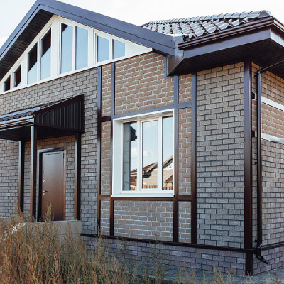 Фaсадная плитка Hauberk коллекция Кирпич цвет Серо-Бежевый на фасаде дома фото 2 Фaсадная плитка Hauberk коллекция Кирпич цвет Серо-Бежевый на фасаде дома фото 2