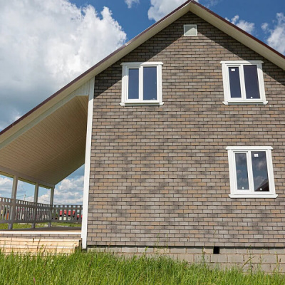 Фaсадная плитка Hauberk коллекция Кирпич цвет Серо-Бежевый на фасаде дома фото 1 Фaсадная плитка Hauberk коллекция Кирпич цвет Серо-Бежевый на фасаде дома фото 1